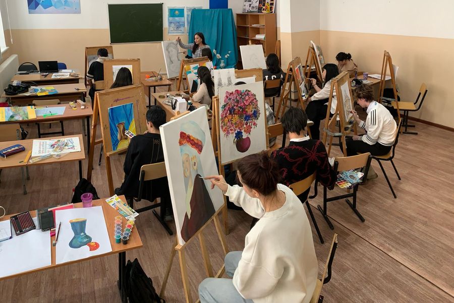 Урок рисунка и живописи у будущих дизайнеров интерьера, февраль 2025 года