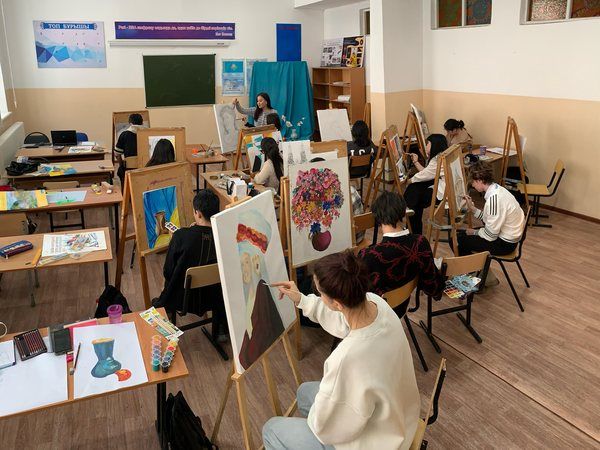 Урок рисунка и живописи у будущих дизайнеров интерьера, февраль 2025 года
