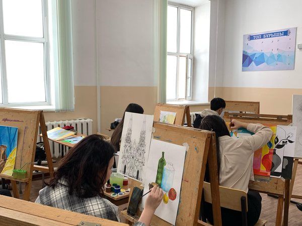Урок рисунка и живописи у будущих дизайнеров интерьера, февраль 2025 года