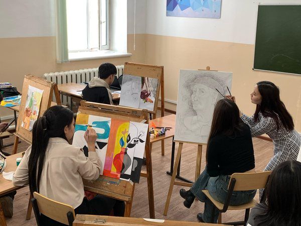 Урок рисунка и живописи у будущих дизайнеров интерьера, февраль 2025 года