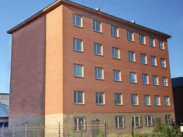 Пятиэтажное кирпичное общежитие в 20 метрах от учебного корпуса.