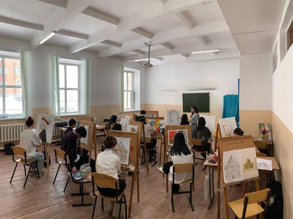 Урок рисунка: будущие дизайнеры работают за мольбертами.