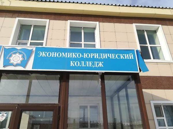 Вход в учебный корпус.
