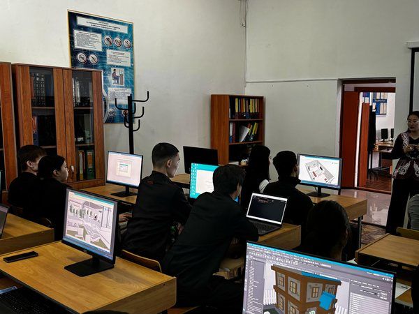 Занятие у программистов 2 курса ведёт преподаватель Сания Фазыловна Темирке, магистр