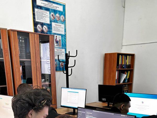 Занятие у программистов 2 курса ведёт преподаватель Сания Фазыловна Темирке, магистр