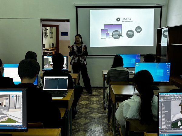 Занятие у программистов 2 курса ведёт преподаватель Сания Фазыловна Темирке, магистр
