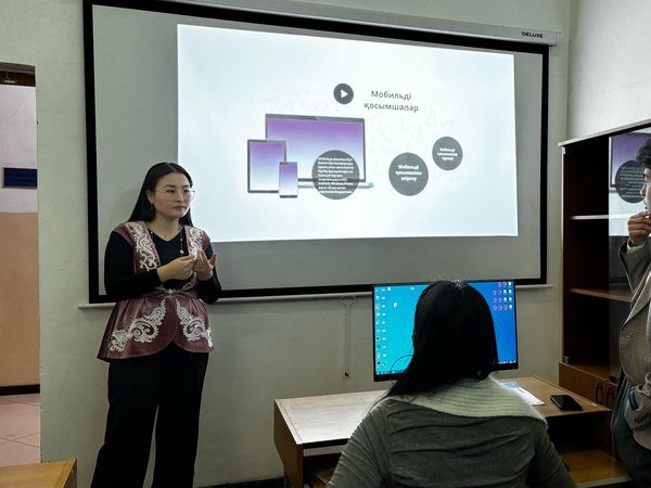 Занятие у программистов 2 курса ведёт преподаватель Сания Фазыловна Темирке, магистр