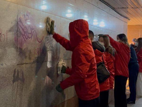 Студенты-волонтёры очистили подземный переход в районе Байқоңыр от рекламы наркотиков