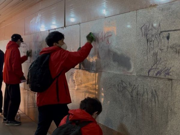 Студенты-волонтёры очистили подземный переход в районе Байқоңыр от рекламы наркотиков