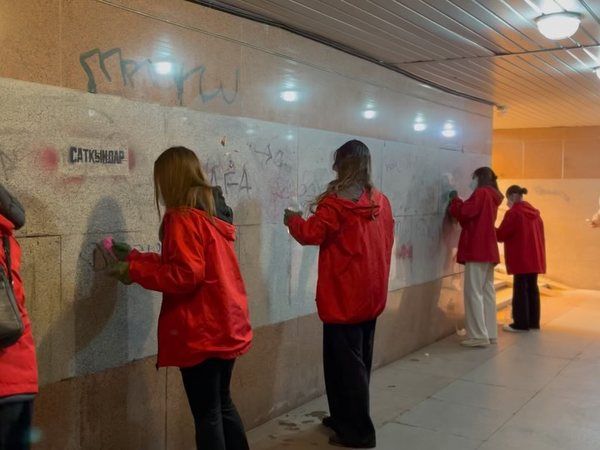 Студенты-волонтёры очистили подземный переход в районе Байқоңыр от рекламы наркотиков