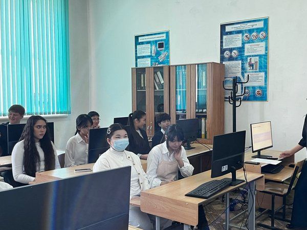 Преподаватель русского языка Айгерим Марат провела открытый урок у первокурсников-дизайнеров