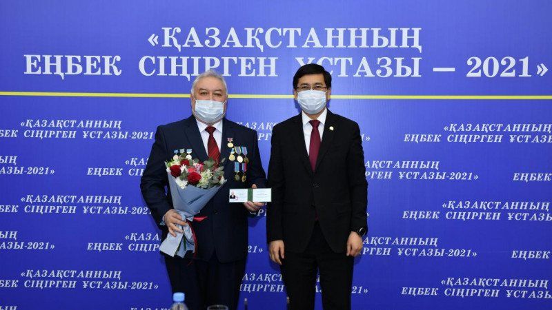 В Казахстане впервые вручили педагогам государственную награду «Қазақстанның еңбек сіңірген ұстазы»