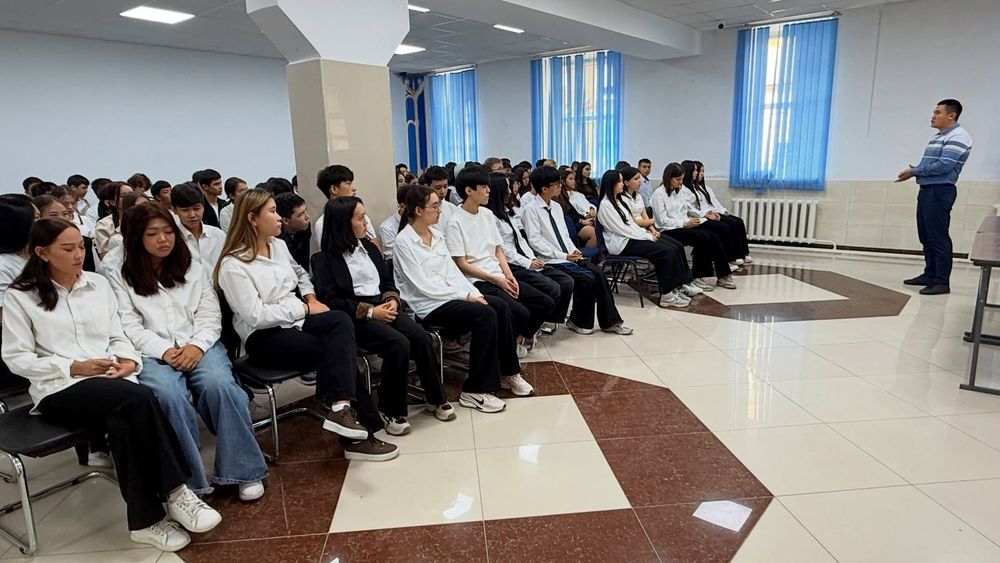 «Внимание, дети!»: полицейские района Байқоңыр провели лекцию для несовершеннолетних студентов