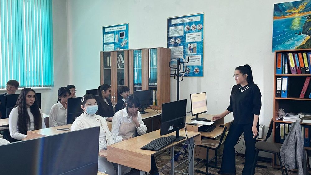 Преподаватель русского языка Айгерим Марат провела открытый урок у первокурсников-дизайнеров