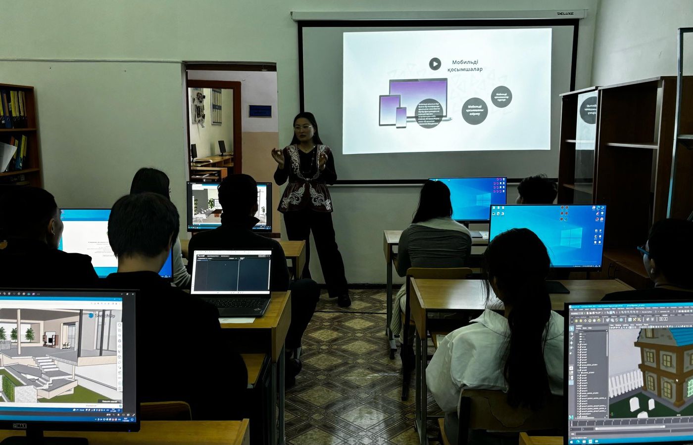Занятие у программистов 2 курса ведёт преподаватель Сания Фазыловна Темирке, магистр