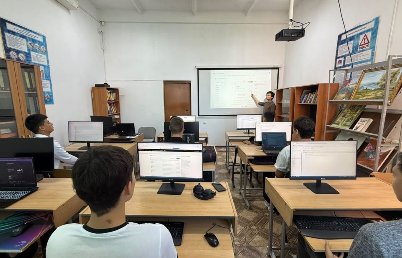 Преподаватель программирования Ергали Кабаш, магистр наук в области высшей информатики (University of Sussex), ведёт занятие в группе ПО-3 по модулю «Этапы разработки программных продуктов»
